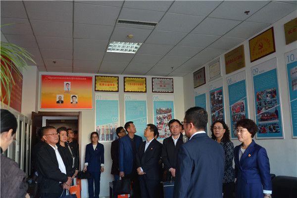 春雨义工党支部书记孙在前介绍培育中心党委如何发挥引领和服务作用