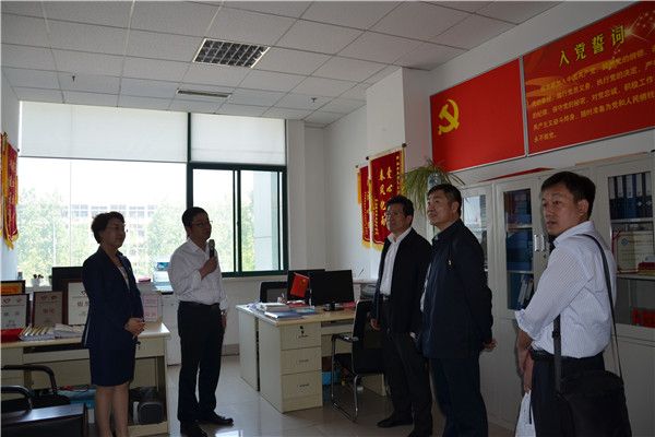 春雨义工党支部书记孙在前介绍培育中心党委如何发挥引领和服务作用